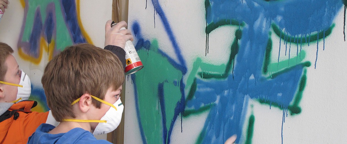 Graffiti – Farbige Elemente an der Wand