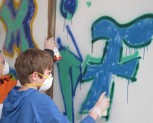 Graffiti – Farbige Elemente an der Wand